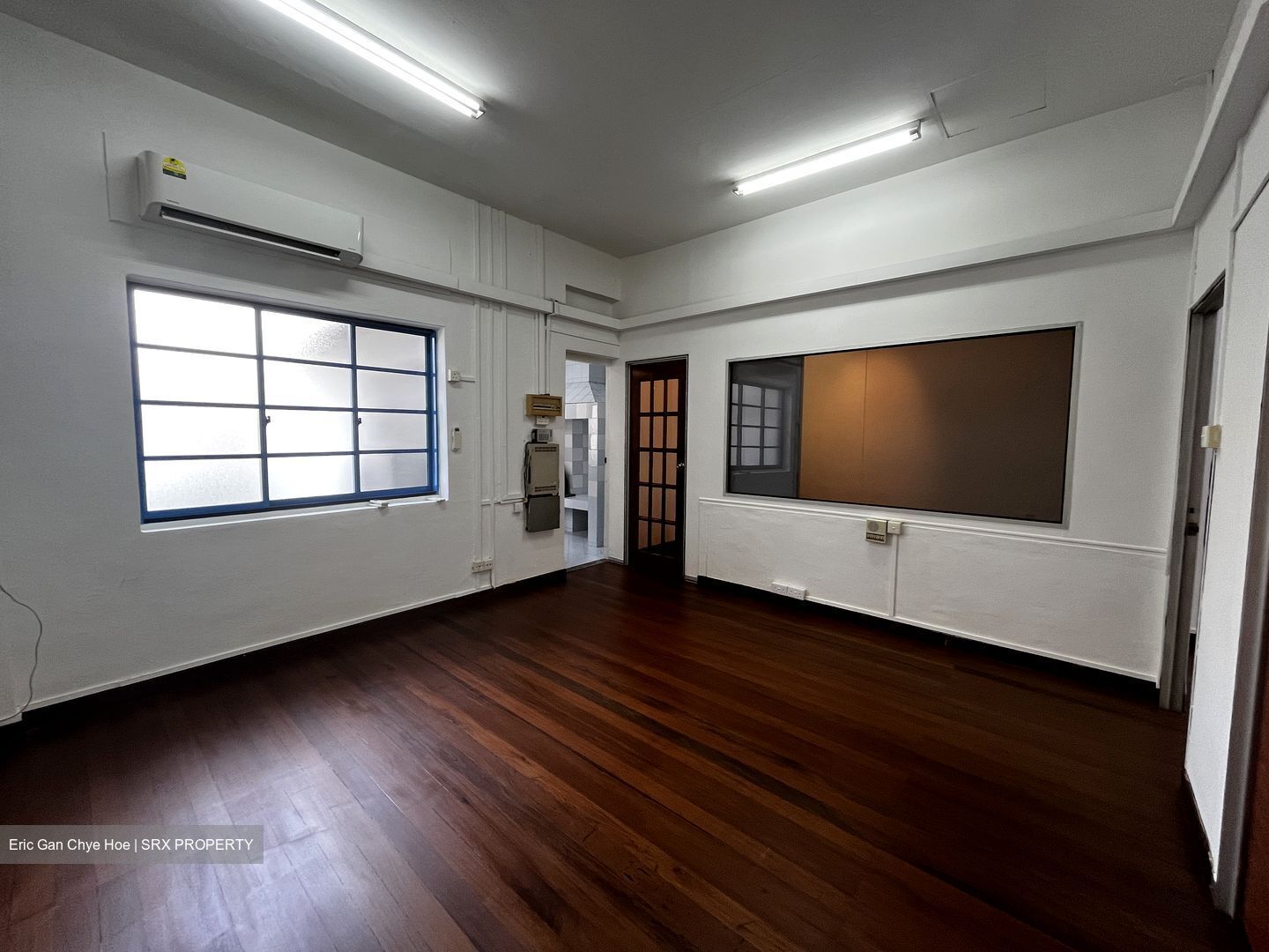 Lowland Road (D19), Shop House #504056051